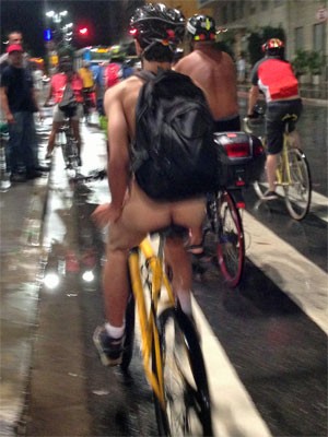Ciclista tira a roupa para protestar na Avenida Paulista (Foto: Cauê Fabiano/G1)