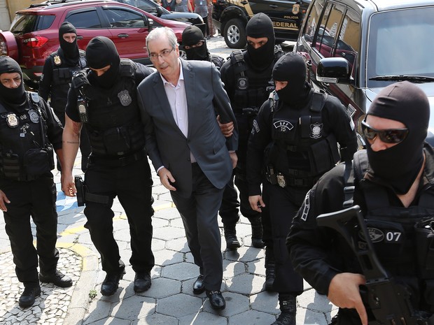 Eduardo Cunha é escoltado por policiais em Curitiba (Foto: Giuliano Gomes/PRPress)
