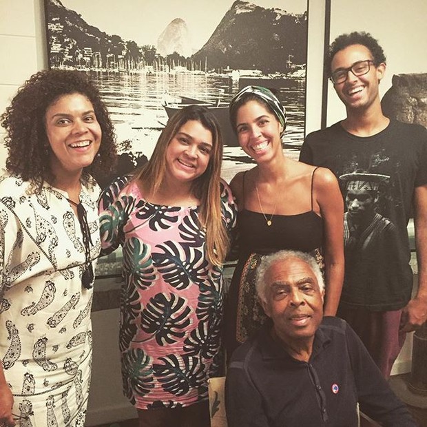 Maria Gil, Preta Gil, Bela Gil e José Gil com o pai, Gilberto Gil (Foto: Instagram/ Reprodução)