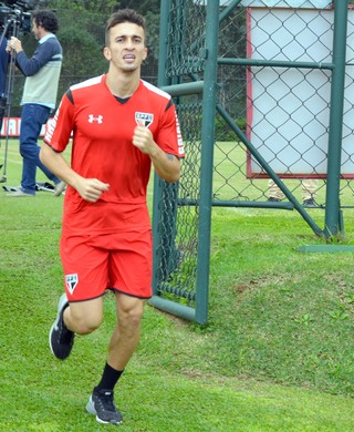 João Schmidt corre no campo do CT do São Paulo (Foto: Érico Leonan / saopaulofc.net)