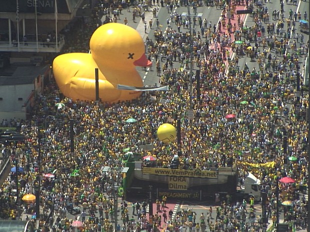 Manifestantes em frente à Fiesp, na Avenida Paulista (Foto: Reprodução/TV Globo)