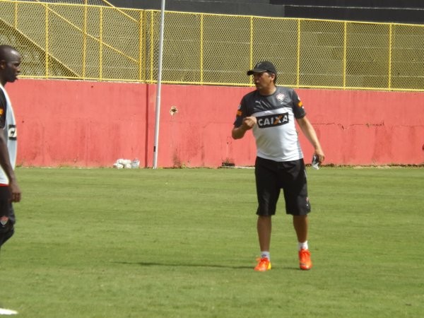 Claudinei Oliveira, técnico, treino do Vitória (Foto: Divulgação / EC Vitória)