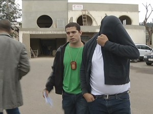 Delegado Diogo prendeu o estudante Azenclever, no hospital de Espera Feliz. (Foto: Reprodução / Intertv dos Vales) Delegado Diogo prendeu o estudante Azenclever, no hospital de Espera Feliz. (Foto: Reprodução / Intertv dos Vales)