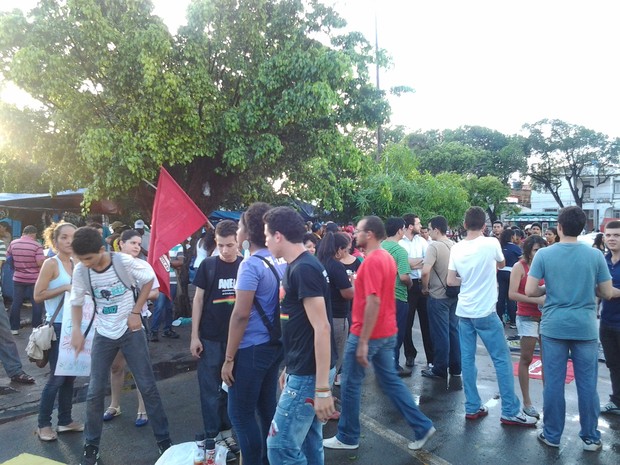 Concentração de protesto aconteceu em frente à Biblioteca Benedito Leite (Foto: Jonas Sakamoto/Divulgação)