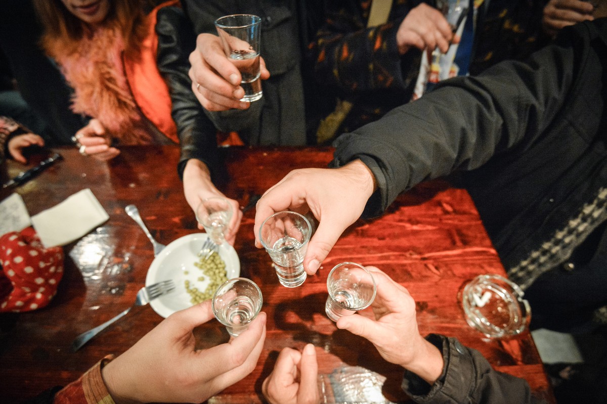 руки водки на столе