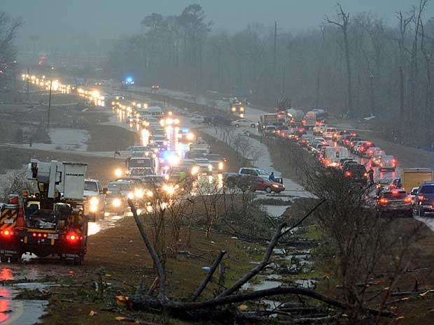 Tormenta fez muita gente sair de casa e congestionar estradas. (Foto: Eli Baylis / AP Photo)