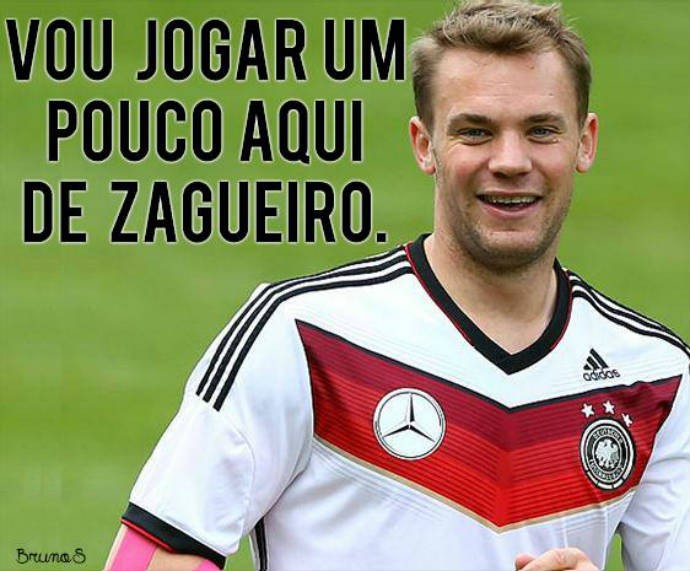 Neuer sai do gol para fazer papel de zagueiro (Foto: Reprodução)