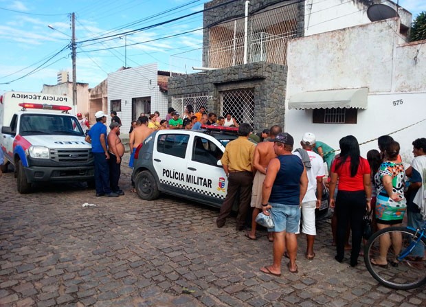 Suspeito de assalto foi morto a tiros na Rua Estevam de Sá, no bairro de Lagoa Nova (Foto: Kléber Teixeira/Inter TV Cabugi)