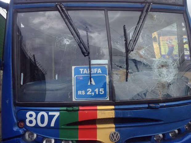 Para-brisa de ônibus foi danificado durante o protesto em Camaragibe (Foto: Bruno Fontes/TV Globo)