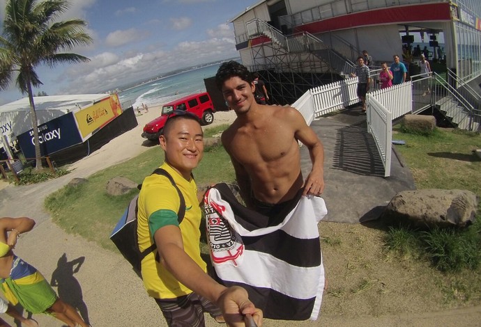 Torcedor do Corinthians, Leandro Ishida tira selfie com Gabriel Medina na Gold Coast australiana  (Foto: Arquivo Pessoal)