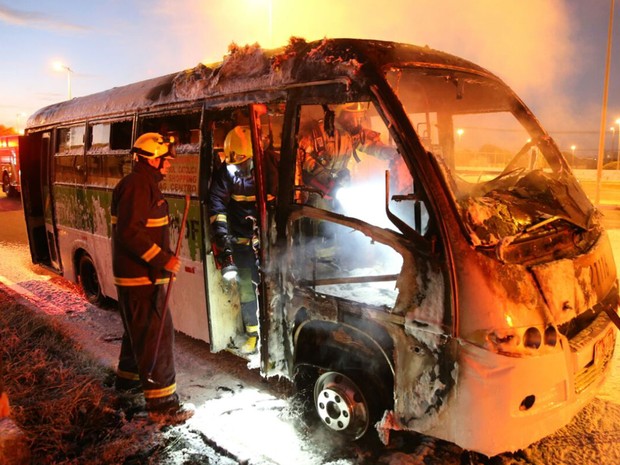 Bombeiros combatem incêndio em micro-ônibus na EPTG, no sentido Taguatinga, na madrugada desta terça-feira (12) (Foto: Corpo de Bombeiros DF/Divulgação)