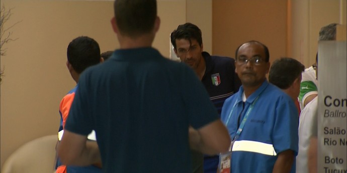 Buffon appears in lobby of hotel in Manaus day classic emm (Photo: Play / Amazon TV)