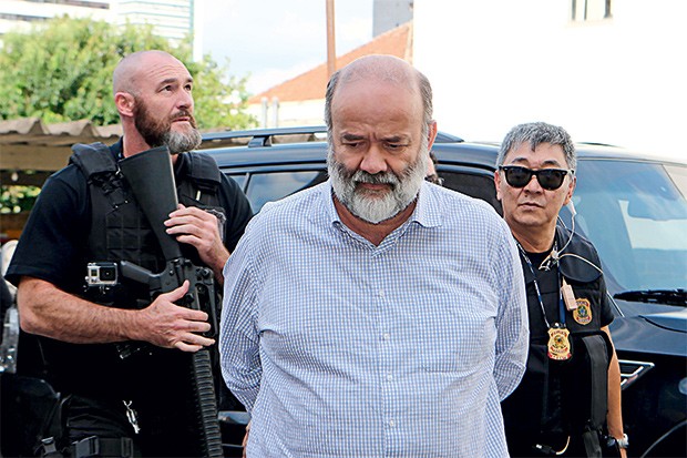 CABISBAIXO O tesoureiro João Vaccari Neto  preso, em Curitiba.  A postura dele foi bem diferente da empáfia dos presos do mensalão (Foto: Geraldo Bubniak/AGB/Folhapress)
