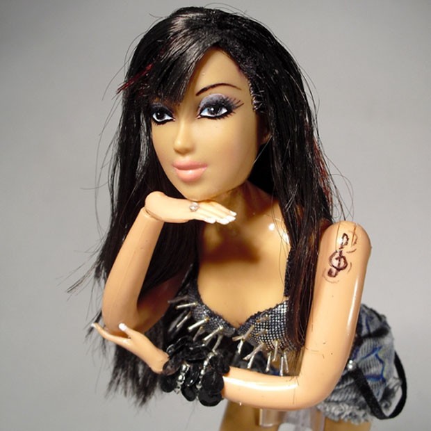 Réplica! Anitta é homenageada com boneca Quem QUEM News