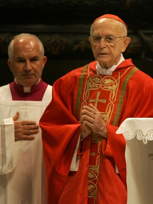 Dom Eugênio participa de missa no Vaticano em 2005. (Foto: Arquivo/AP)