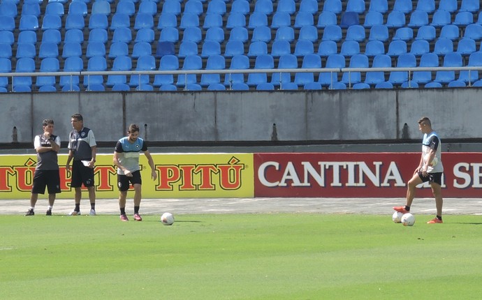 Diego Jardel e Elvis treino Botafogo (Foto: Marcelo Baltar)
