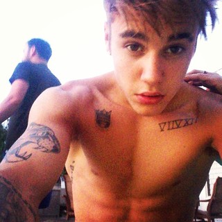 Justin Bieber recebe massagem (Foto: Instagram/ Reprodução)