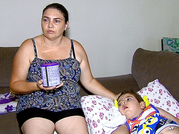 Mãe de Lukas pediu ajuda nas redes sociais para não deixar o filho sem leite (Foto: Ely Venâncio/EPTV)