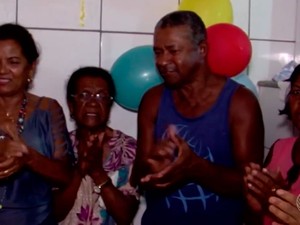 Familiares de idosa cantaram parabéns na primeira festa de aniverário dela na Bahia (Foto: Reprodução/Santa Cruz)