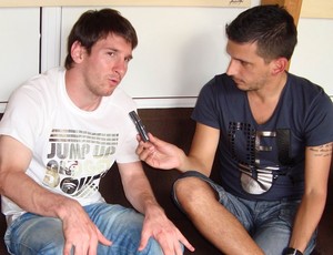Jorge "Topo" López entrevista o craque argentino Lionel Messi, em foto de 2009 (Foto: Reprodução / Twitter )