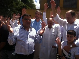 Secretários municipal e estadual de Sáude rezaram junto com funcionário do Hospital Evangélico (Foto: Bibiana Dionísio/ G1 PR)