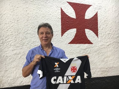 Rubén Magnano prestigiou a vitória do Vasco e foi presenteado com uma camisa do clube (Foto: Reprodução/Twitter)