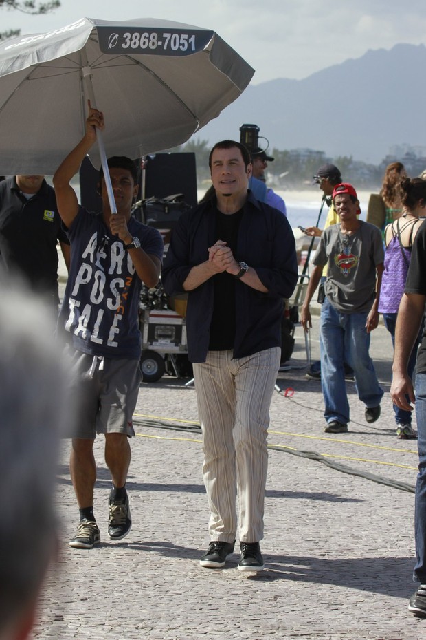 John Travolta tira foto com fãs (Foto: Dilson Silva e André Freitas  / Agnews)