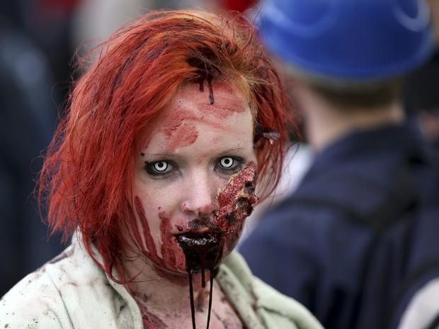 Participantes de &#39;marcha de zumbis&#39; durante festival internacional de cinema em Bruxelas, na Bélgica (Foto: Francois Lenoir/Reuters)