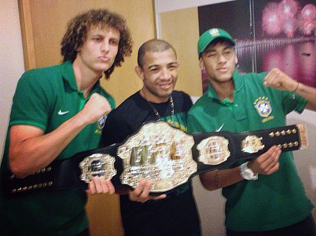 David Luiz e Neymar posam com José Aldo e cinturão do UFC (Foto: Reprodução / Instagram)