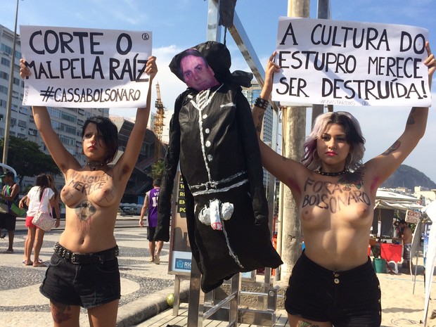 Ativistas protestam contra Bolsonaro na orla do Rio (Foto: Gabriel Barreira / G1)