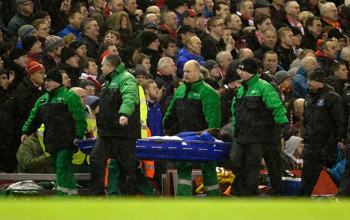 Lukaku machucado Everton (Foto: Reuters)