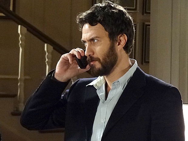 Rodrigo aceita pagar pelas informações de Virgílio (Foto: Amor Eterno Amor/TV Globo)