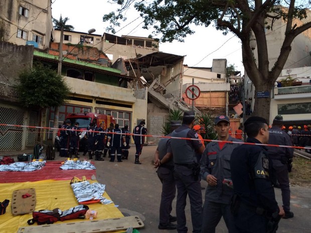 Bombeiros buscam vítimas de acidente em Diadema (Foto: Glauco Araújo/G1)