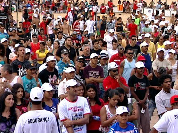 Em 2012, centenas de pessoas compareceram à Praia de Camburi. (Foto: Reprodução/TV Gazeta)