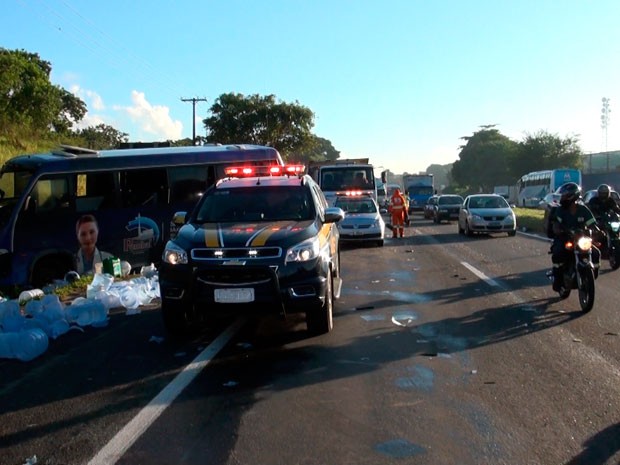 Agentes da PRF e viaturas da Via Bahia estão no local do acidente (Foto: Imagens/TV Bahia) Agentes da PRF e viaturas da Via Bahia estão no local do acidente (Foto: Imagens/TV Bahia)