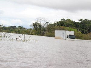 Caminhão baú com alimentos também não aguentou a força das águas e parou (Foto: Assem Neto/G1)