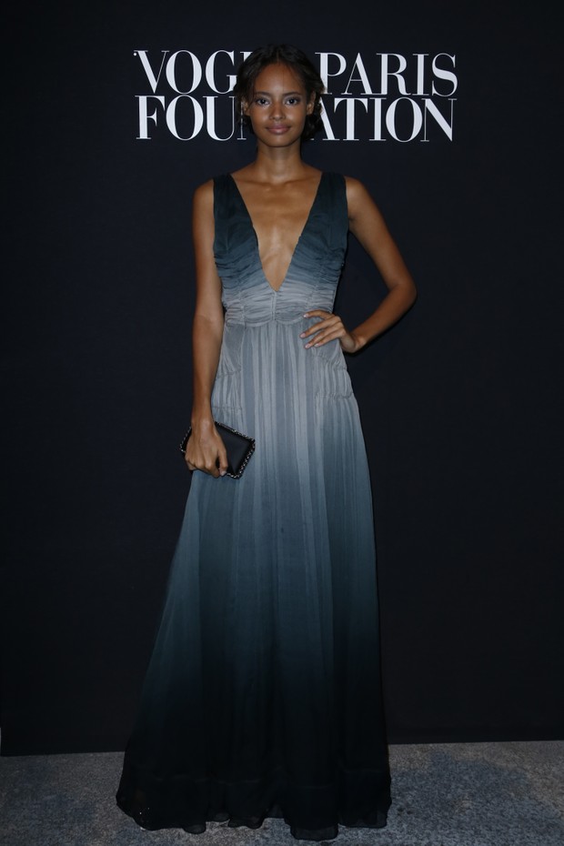 Malaika Firth em evento da Vogue francesa (Foto: AFP)