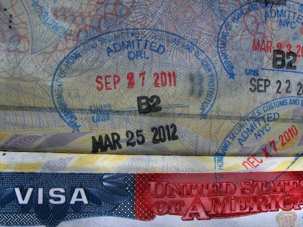 Visto americano e carimbos de entrada nos EUA em um passaporte brasileiro (Foto: Carlos Severo/Fotos Públicas)