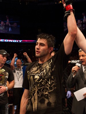 Carlos Condit comemora vitória sobre Nick Diaz no UFC 143 (Foto: Divulgação/UFC)