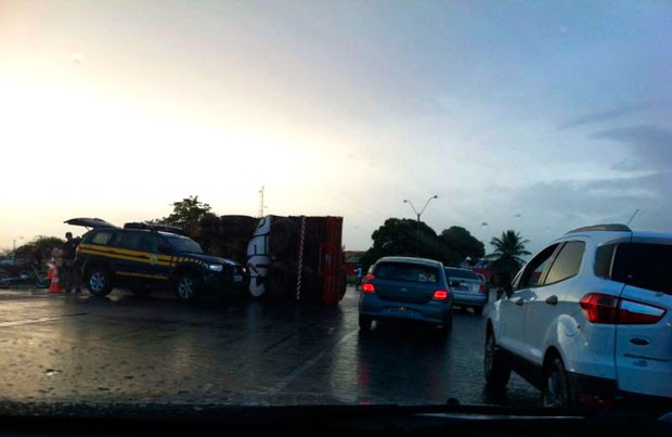 Caminhão tombou na pista e deixou trânsito lento na BR-226, em Macaíba (Foto: Jocaff Souza/G1)