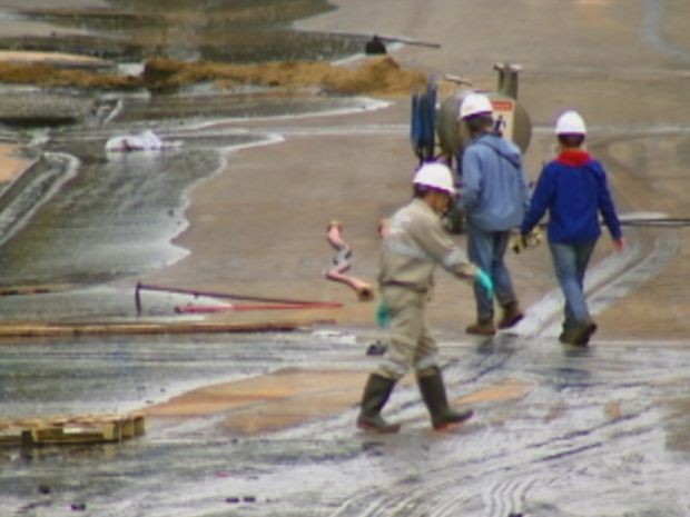 Mais de 10 mil litros de óleo vazaram após a explosão.  (Foto: reprodução/TV Tem)
