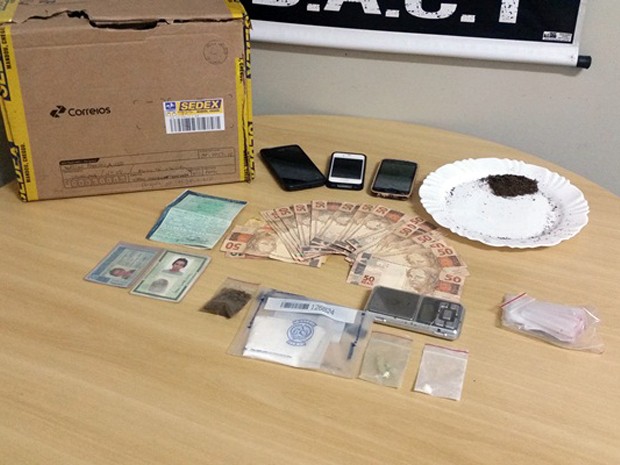 Droga estava dentro de pacote que veio pelo Sedex em Poços; outros materiais também foram apreendidos (Foto: Reprodução EPTV)