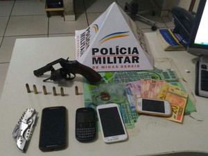 Material apreendido com os três autores detidos (Foto: Polícia Militar/Divulgação)