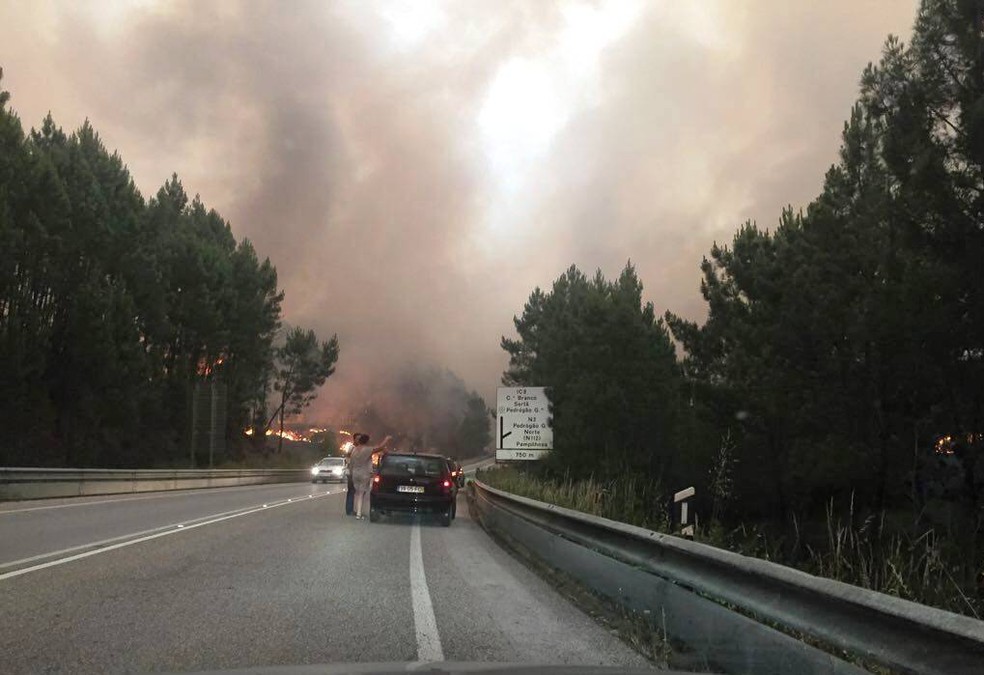 Casal de Uberlândia recebe orientação em rodovia tomada pelo fogo em Portugal (Foto: Liliam Vinhal/Arquivo Pessoal)