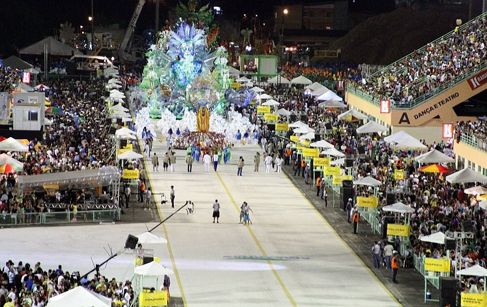Vista superior do Sambódromo de Manaus durante desfile da Unidos da Alvorada (Foto: Frank Cunha/G1 AM)