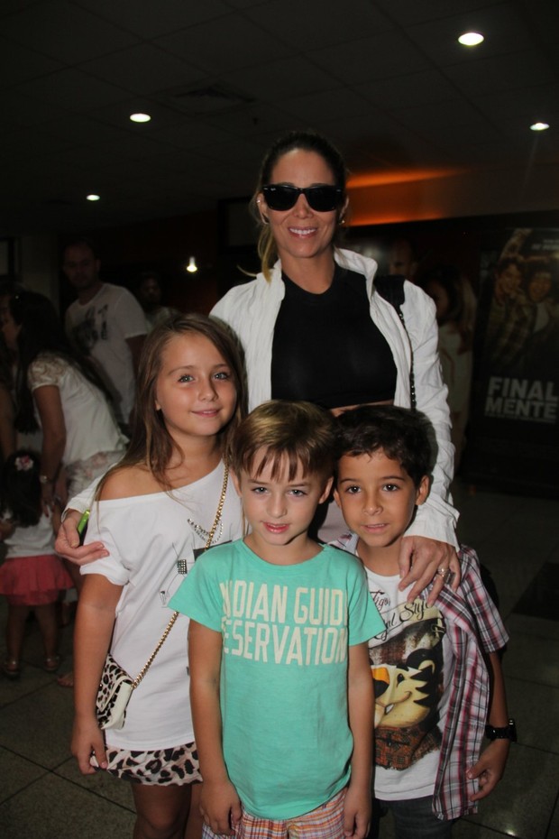 Danielle Winits posa com o filho Noah, com a atriz Jesuela Moro e o ator Luiz Felipe Mello (Foto: Divulgação/ Rogério Fidalgo)