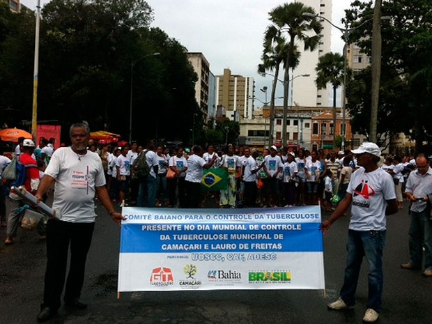 Paralelo ao desfile da Independência, grupo se reúne para protestar (Foto: Egi Santana/ G1)