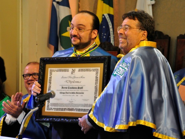 O mdico e escritor Ivens Cuiabano Scaff ( esq.) recebe o diploma de membro da AML das mos do presidente Eduardo Mahon. (Foto: Ren Diz / G1)