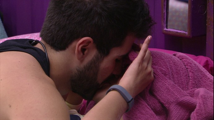 Laham e Munik se beijam no Quarto Roxo (Foto: Gshow/Tv Globo)