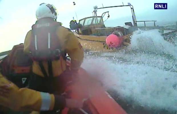 Vídeo mostra resgate de barco desgovernado em aceleração máxima (Foto: BBC)